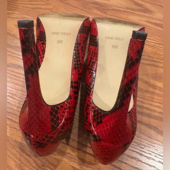 Nine West Tatiana Red and Black Snakeskin Pointy Heels Size 6M - Picture 6 of 10
